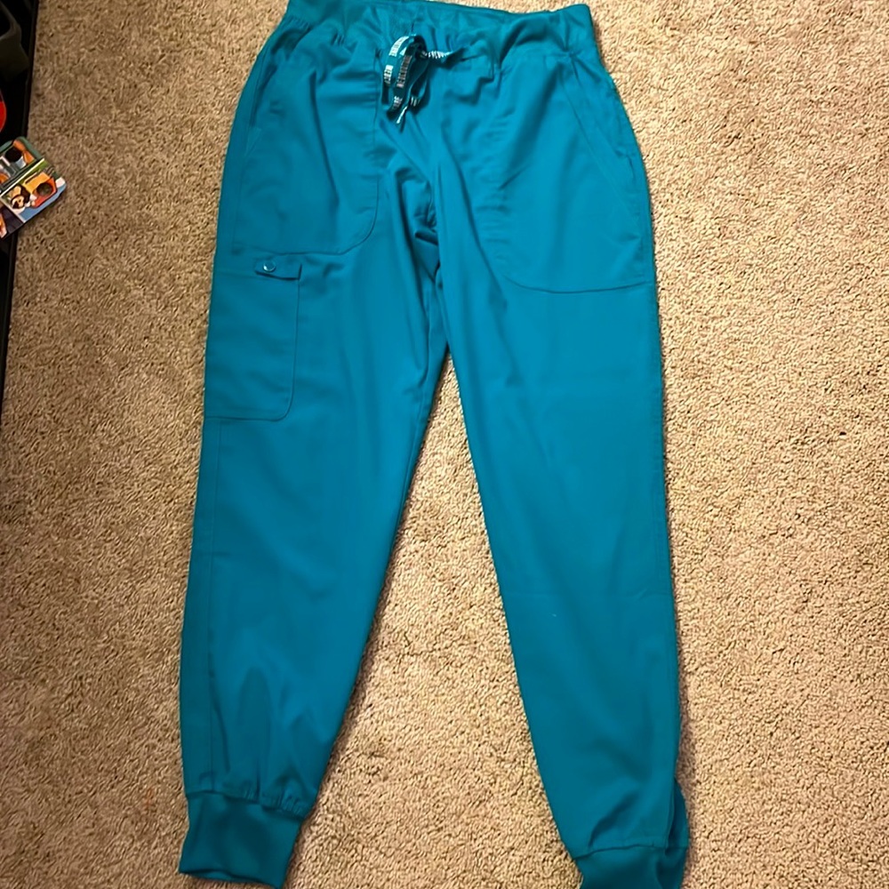 Medcouture women’s teal scrub jogger cargo style pants.